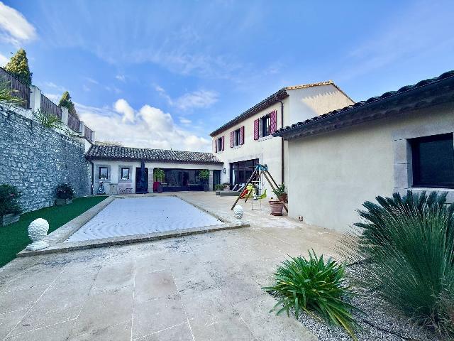 Huis te koop in&nbsp;CARCASSONNE 11000 Aude Languedoc Roussillon France: Schitterende woning nabij Carcassonne met een unieke mix van ultramodern design en karakter. Stap binnen in dit prachtig ontworpen huis – vol karakter, doordachte details en een vleugje luxe in hote...