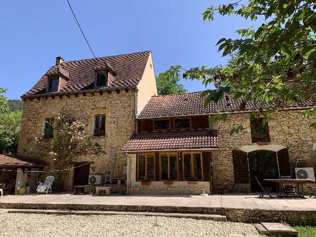 Huis te koop in&nbsp;DAGLAN 24250 Dordogne Aquitaine Frankrijk: Op 15 minuten van Sarlat - Stenen woning met 3 slaapkamers en 3 badkamers. EXCLUSIEF BIJ BEAUX VILLAGES!<br />
<br />
Deze charmante stenen woning met 3 slaapkamers, die toe is aan een opknapbeurt (badkamer, de...