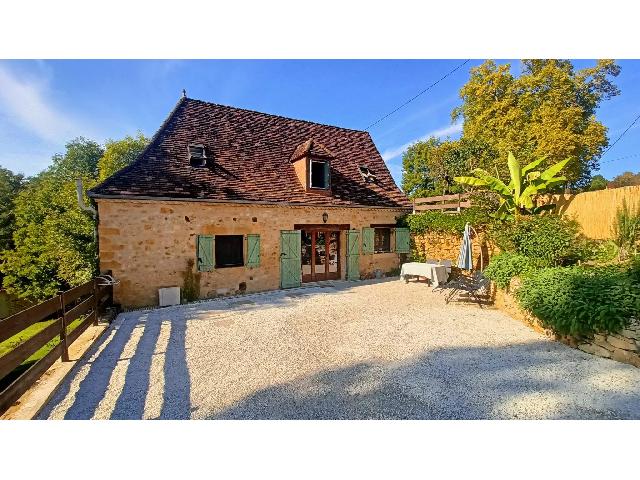 Huis te koop in&nbsp;GOURDON 46300 Lot Midi-Pyrénées France: Charmant stenen huis met 2 slaapkamers vlakbij Gourdon, op slechts 6 minuten van het treinstation. Dit charmante stenen huis ligt in een rustig gehucht op slechts 5 minuten van station Gourdon, waardo...