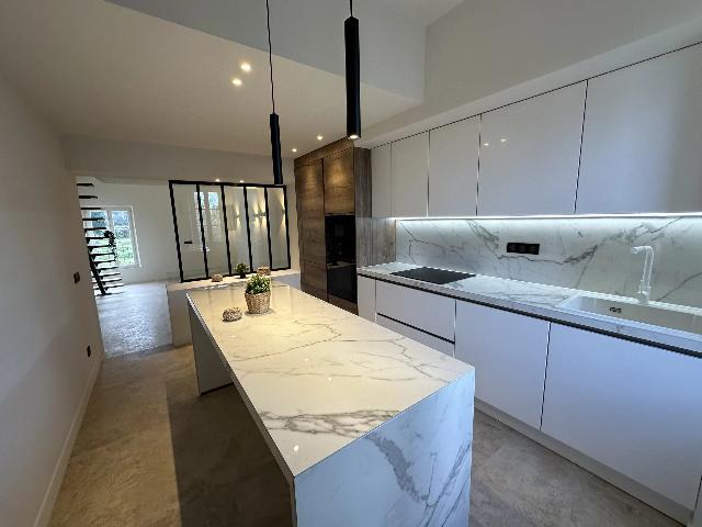 Appartement te koop in&nbsp;AIX-EN-PROVENCE 13080 Bouches-du-Rhône Provence Alpes Côte d'Azur France: Prachtig appartement met tuin. Gelegen op de heuvels van Les Milles, in een 18e-eeuws landhuis in het hart van een park van 6000 m2, volledig gerenoveerd appartement van 105 m2 Carrez-recht en 117 m2 ...