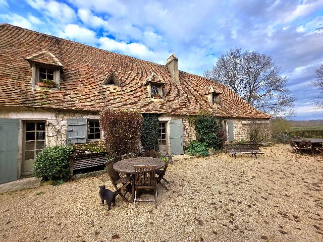 Gîtes/Chambres d'hôtes te koop in&nbsp;ISSIGEAC 24560 Dordogne Aquitaine France: Betoverend Périgordiaans Ensemble. Dit prachtige, traditionele stenen pand is rijk aan historische charme en biedt uitzonderlijk veel ruimte, met een royaal familiehuis en twee aparte gastenverblijve...