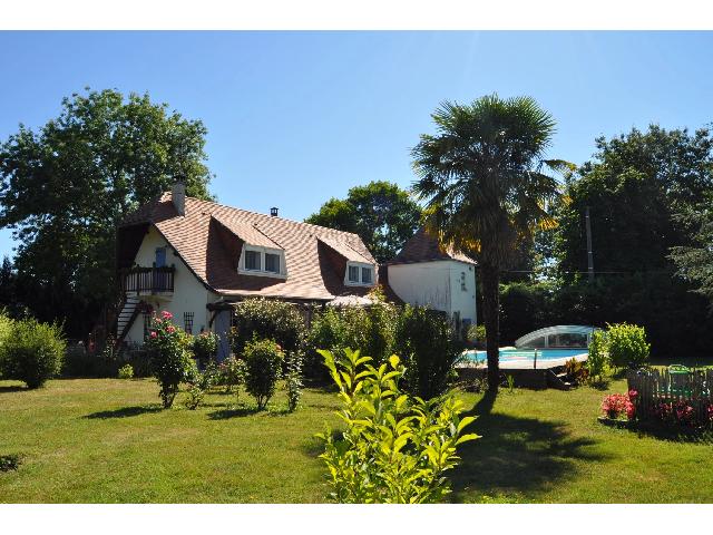 Huis te koop in&nbsp;MÉNESPLET 24700 Dordogne Aquitaine France: Groot huis in Périgord met bijgebouw, zwembad en grote privétuin. Dit fantastische object bestaat uit een groot huis in Périgord-stijl (ca. 190 m²), een klein vrijstaand huis (ca. 35 m²) en een g...