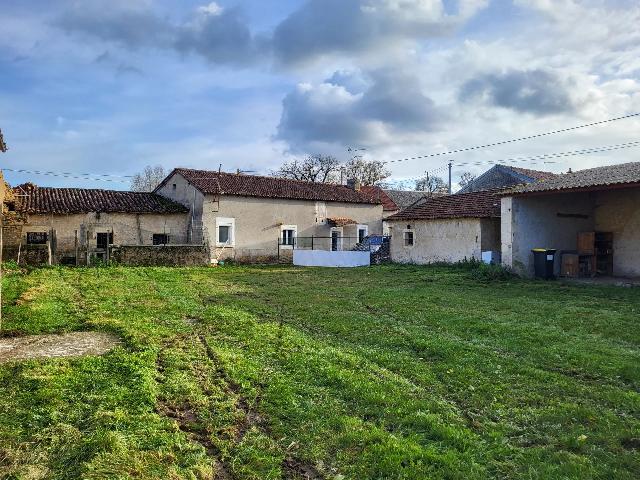 Huis te koop in&nbsp;SAINT-SAVIN 86310 Vienne Poitou-Charentes France: Huis, grote bijgebouwen en 1,4 hectare grond, vlakbij Saint-Savin. Deze woning is gelegen in een klein gehucht op korte afstand van Saint-Savin.<br />
<br />
Het bestaat uit een woonhuis met uitzicht op een eig...