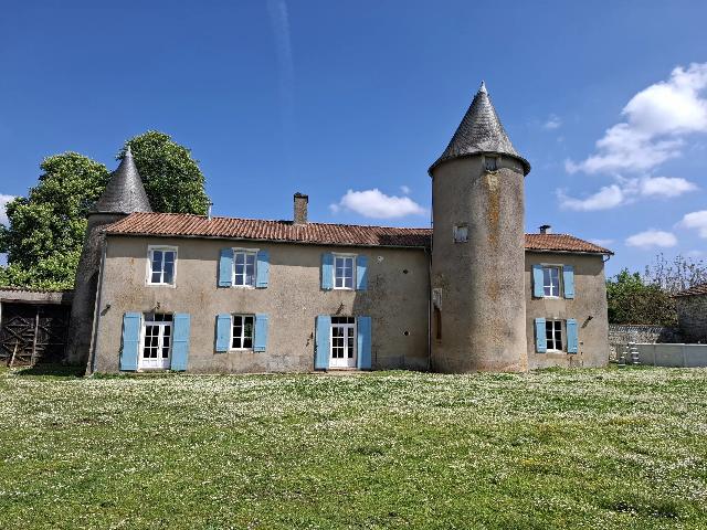 Huis te koop in&nbsp;LINAZAY 86400 Vienne Poitou-Charentes France: Historisch kasteel met indrukwekkende bijgebouwen, landgoed en bos. Dit kasteel ademt een eeuwenoude geschiedenis die u kunt ontdekken.<br />
<br />
Met twee torentjes met leien daken, open haarden en stenen vl...