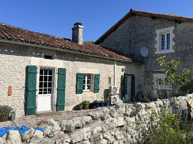 Huis te koop in&nbsp;VERTEILLAC 24320 Dordogne Aquitaine France: Karaktervol huis met zwembad en een prachtig, gedeeltelijk gerenoveerd schuurproject. EXCLUSIEF BIJ BEAUX VILLAGES! Deze aantrekkelijke woning biedt een zeldzame kans om een ​​werkelijk bijzondere...