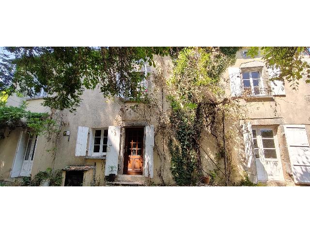 Huis te koop in&nbsp;PIÉGUT-PLUVIERS 24360 Dordogne Aquitaine France: Bijzonder huis met grond. EXCLUSIEF BIJ BEAUX VILLAGES! Op minder dan 5 minuten van Piegut en al zijn winkels vindt u dit bijzondere pand dat volledig gerenoveerd moet worden (onder voorbehoud van de ...