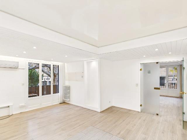 Huis te koop in&nbsp;AIX-EN-PROVENCE 13080 Bouches-du-Rhône Provence Alpes Côte d'Azur France: Renovierungsbedürftige Wohnung in bester Lage, nur wenige Schritte von der Rotonde in Aix-en-Provence entfernt. ACTUEL IMMOBILIER bietet diese 76 m² große Wohnung zur Renovierung an. Sie befindet s...