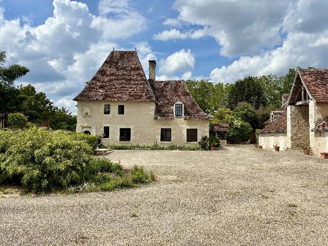 Huis te koop in&nbsp;LE BLANC 36300 Indre Centre France: Landhuis uit de 14e eeuw, gastenverblijf, grote bijgebouwen en landgoed. Prachtig landhuis met vierkante toren, doordrenkt van geschiedenis uit de 14e eeuw, vol charme en originele karakteristieke ele...