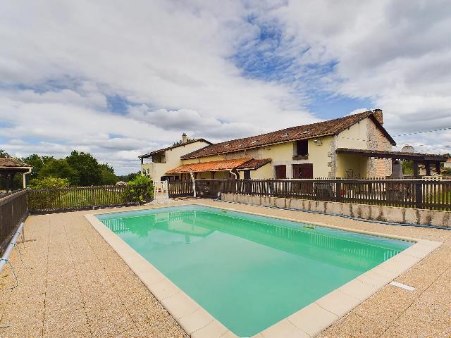 Gîtes/Chambres d'hôtes te koop in&nbsp;SAINT-VINCENT-DE-CONNEZAC 24190 Dordogne Aquitaine France: Ruim huis met 9 slaapkamers en 5 badkamers en zakelijke mogelijkheden. EXCLUSIEF BIJ BEAUX VILLAGES! We zijn verheugd om dit prachtige, grote familiehuis met inkomstenpotentieel aan te bieden. Het is ...