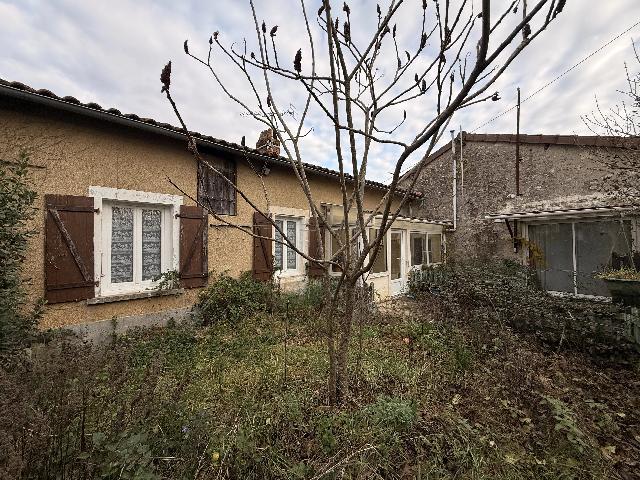 Huis te koop in&nbsp;SAINT-GOURSON 16700 Charente Poitou-Charentes France: Renovatieproject met 2 slaapkamers, bijgebouwen en een garage. Deze woning is gelegen in een klein dorpje, op slechts 6 km van het middeleeuwse dorp Nanteuil-en-Vallée, waar u een winkel, apotheek, r...