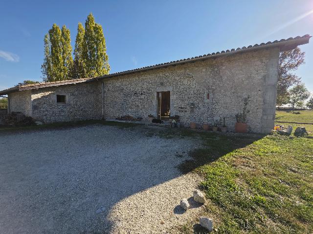 Huis te koop in&nbsp;DURAS 47120 Lot-et-Garonne Aquitaine France: Twee huizen, midden in de natuur, op een ruim perceel van 2 hectare. EXCLUSIEF BIJ BEAUX VILLAGES! Gelegen in een rustige omgeving, omvat dit object een comfortabel hoofdhuis en een apart gastenverbli...