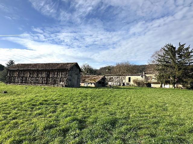 Huis te koop in&nbsp;SAINTE-FOY-LA-GRANDE 33220 Gironde Aquitaine France: Oude boerderij met bijgebouwen en 3 ha – omgeving Sainte-Foy-la-Grande. Gelegen op korte afstand van Sainte-Foy-la-Grande, in een rustige en groene omgeving, biedt deze oude boerderij een uitstekend...