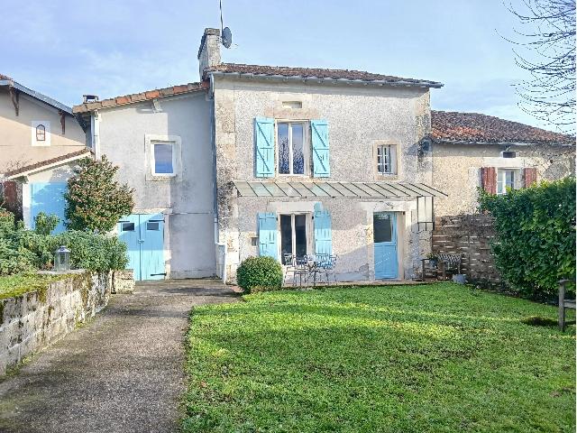 Huis te koop in&nbsp;VERTEILLAC 24320 Dordogne Aquitaine Frankrijk: Prachtige woning op loopafstand van Verteillac. EXCLUSIEF BIJ BEAUX VILLAGES! Wij presenteren met genoegen deze aantrekkelijke woning met flexibele indeling, ideaal gelegen op korte afstand van het po...