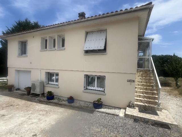 Huis te koop in&nbsp;AUNAC-SUR-CHARENTE 16460 Charente Poitou-Charentes France: Moderne woning op een landelijke locatie. Deze woning, gelegen op een eigen perceel met bos, biedt drie slaapkamers verdeeld over twee verdiepingen en is direct te betrekken. De woning ligt op korte a...