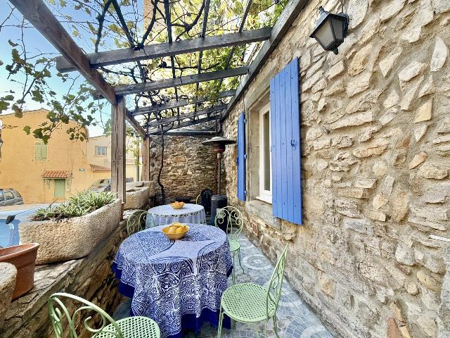 Huis te koop in&nbsp;GINESTAS 11120 Aude Languedoc Roussillon France: Stenen woning in een prachtig dorp. Dit is de Franse droom. Deze woning met vier slaapkamers, een voormalige pastorie verdeeld over vier verdiepingen, beschikt over originele tegels, dikke stenen mure...