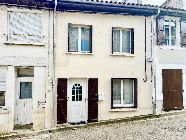 Huis te koop in&nbsp;AVAILLES-LIMOUZINE 86460 Vienne Poitou-Charentes France: Gerenoveerd huis in het centrum van een levendig dorp. Wilt u het dorpsleven ervaren, de cultuur omarmen en direct intrekken? Dan is dit de perfecte woning voor u.<br />
<br />
Deze tussenwoning is gerenoveerd ...