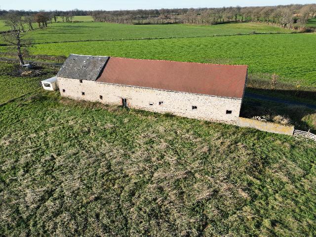 Huis te koop in&nbsp;SAINT-LÉGER-MAGNAZEIX 87190 Haute-Vienne Limousin France: Schuren die mogelijk gerenoveerd kunnen worden, met een perceel van meer dan 5500 m². Een unieke kans om iets echt moois te ontwikkelen; schuren die mogelijk verbouwd kunnen worden tot woningen (onde...