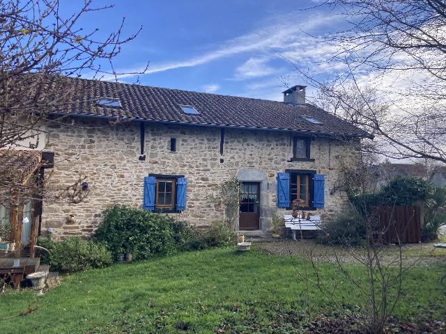 Huis te koop in&nbsp;SAINT-PIERRE-DE-FRUGIE 24450 Dordogne Aquitaine France: Karakteristiek stenen huis, gelegen in een volgroeide tuin met zwembad. Dit charmante, historische pand biedt een ruime, flexibele woonruimte, omgeven door een grote tuin met weids uitzicht en een ing...