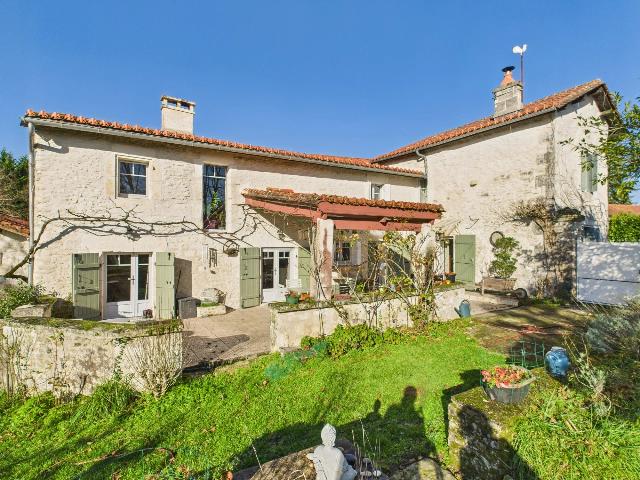 Huis te koop in&nbsp;VERTEILLAC 24320 Dordogne Aquitaine France: Charmant landhuis met grond. Gelegen op slechts 3 minuten van het populaire dorp Verteillac, biedt dit heerlijke landhuis ruimte, karakter en veelzijdigheid in een rustige, landelijke omgeving.<br />
<br />
De ...