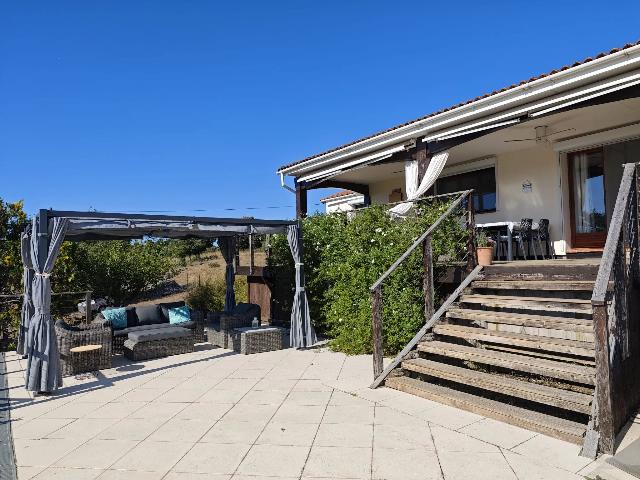 Huis te koop in&nbsp;GRANÈS 11500 Aude Languedoc Roussillon France: Hedendaagse gelijkvloerse villa met een adembenemend uitzicht. EXCLUSIEF BIJ BEAUX VILLAGES! Deze gelijkvloerse woning in uitstekende staat is gelegen op een verhoogde positie op een eigen perceel van...