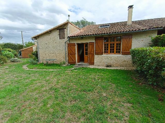 Huis te koop in&nbsp;LORIGNÉ 79190 Deux-Sèvres Poitou-Charentes France: Stenen huis met bijgebouw, tuin en bospercelen. Gelegen aan de rand van een charmant dorp, bestaat dit object uit een huis en een bijgebouw met aangrenzende tuin, evenals afzonderlijke bospercelen.<br />
<br />...