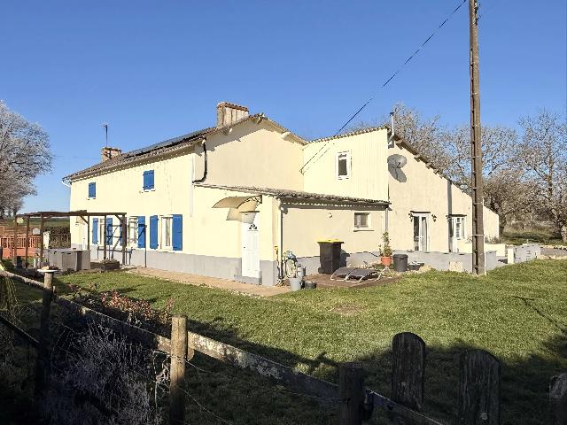 Huis te koop in&nbsp;CHARROUX 86250 Vienne Poitou-Charentes France: Karakteristiek landhuis met gastenverblijf en toeristisch potentieel. Dit ruime en aanpasbare landgoed biedt uitstekende mogelijkheden voor toeristische activiteiten, mits de benodigde vergunningen wo...