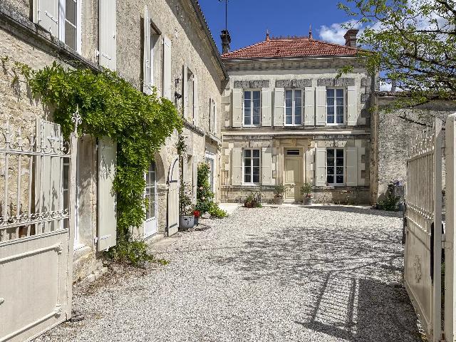 Huis te koop in&nbsp;MATHA 17160 Charente-Maritime Poitou-Charentes France: Elegant landhuis met gastenverblijf, tuin en zwembad. Gelegen in een rustig gehucht, biedt dit prachtig onderhouden pand de perfecte balans tussen karakter, comfort en functionaliteit. Met een ruime h...