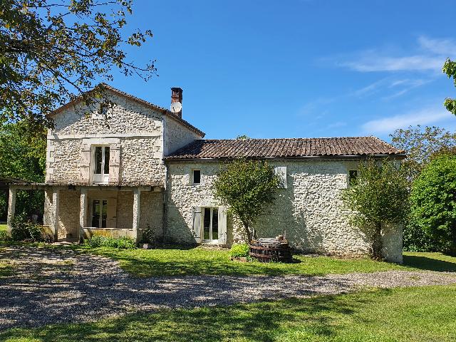 Paardenobject te koop in&nbsp;LOUBÈS-BERNAC 47120 Lot-et-Garonne Aquitaine France: Hoofdhuis, gastenverblijf en 4,2 hectare grond - ideaal voor paardenliefhebbers. Verscholen aan het einde van een lange doodlopende weg in een vredig gehucht zonder doorgaand verkeer, is dit object pe...