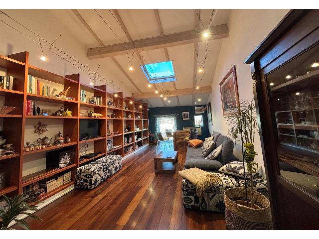 Huis te koop in&nbsp;DURAS 47120 Lot-et-Garonne Aquitaine Frankrijk: Schitterende loftwoning in een levendig dorp. Dit uitzonderlijke pand, verdeeld over drie verdiepingen, combineert op prachtige wijze industriële charme met modern comfort. Er is geen buitenruimte, w...