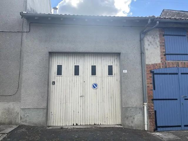 Huis te koop in&nbsp;LE DORAT 87210 Haute-Vienne Limousin France: Schuur voor opslag of renovatie! 45m2 schuur (eventueel twee verdiepingen) voor opslag of verbouwing tot woning (onder voorbehoud van de benodigde vergunningen).<br />
<br />
Gelegen in het hart van dit histori...