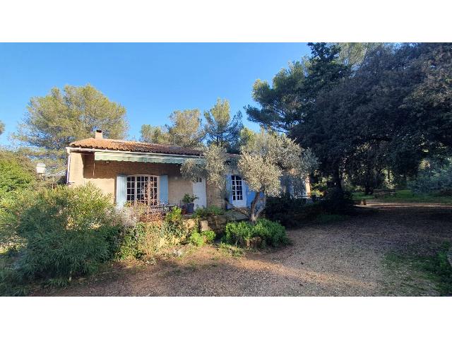 Gîtes/Chambres d'hôtes te koop in&nbsp;GRANS 13450 Bouches-du-Rhône Provence Alpes Côte d'Azur France: Uitzonderlijk object met vakantiehuizen en bijgebouwen in Grans. Ideaal voor investeerders, in het hart van de Provence, in het gewilde dorp Grans, op slechts 30 minuten van Aix-en-Provence en Avignon...