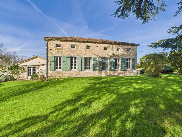 Huis te koop in&nbsp;CANCON 47290 Lot-et-Garonne Aquitaine France: Fantastische boerderij met zwembad en bijgebouwen die veel potentie bieden. EXCLUSIEF BIJ BEAUX VILLAGES! Ontdek de charme en rust van authentiek Frans wonen in dit prachtig onderhouden stenen pand, g...