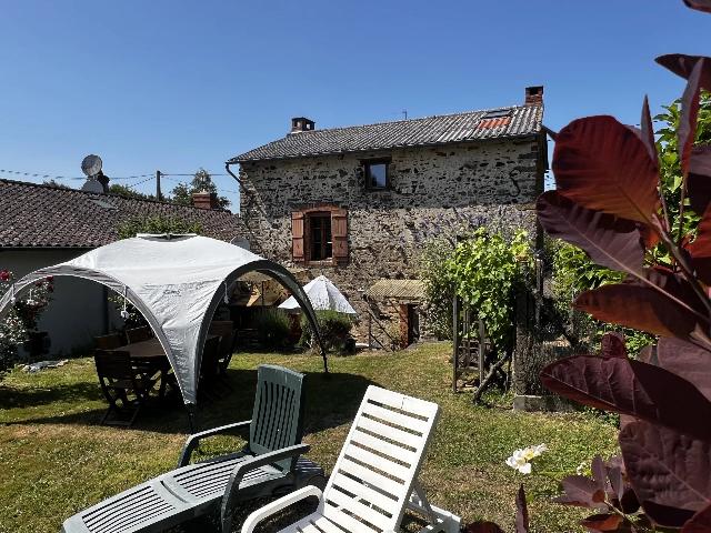 Huis te koop in&nbsp;VAL-D’OIRE-ET-GARTEMPE 87320 Haute-Vienne Limousin France: Vrijstaande stenen woning met 2 slaapkamers in een levendig dorp met restaurant. EXCLUSIEF VIA BEAUX VILLAGES! Wat een fantastische woning! Plus een prachtige tuin, aparte carport en werkplaats.<br />
<br />
Ru...