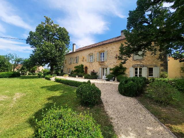 Gîtes/Chambres d'hôtes te koop in&nbsp;MONPAZIER 24540 Dordogne Aquitaine France: Prachtig landgoed van 40 hectare, gelegen nabij een bastide. EXCLUSIEF BIJ BEAUX VILLAGES! Schitterend stenen pand, gelegen vlakbij een charmant dorp. Dit complex biedt vele mogelijkheden, van de verh...