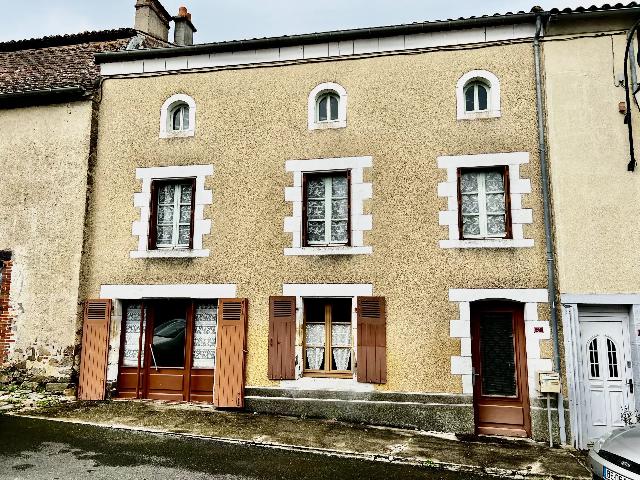 Huis te koop in&nbsp;DARNAC 87320 Haute-Vienne Limousin France: Renovatieproject: huis in het centrum van een levendig dorp. EXCLUSIEF BIJ BEAUX VILLAGES! Is dit de uitdaging voor u? Wat een kans! Een huis met drie verdiepingen in het centrum van een charmant dorp...