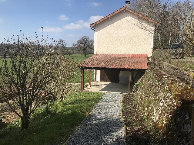 Huis te koop in&nbsp;DROUX 87190 Haute-Vienne Limousin France: Vrijstaande woning in een gehucht vlakbij de stad. Deze woning met 2 slaapkamers is een ideale vakantiewoning, perfect om af te sluiten en te vertrekken. De charmante woning ligt vlakbij de N145, met ...