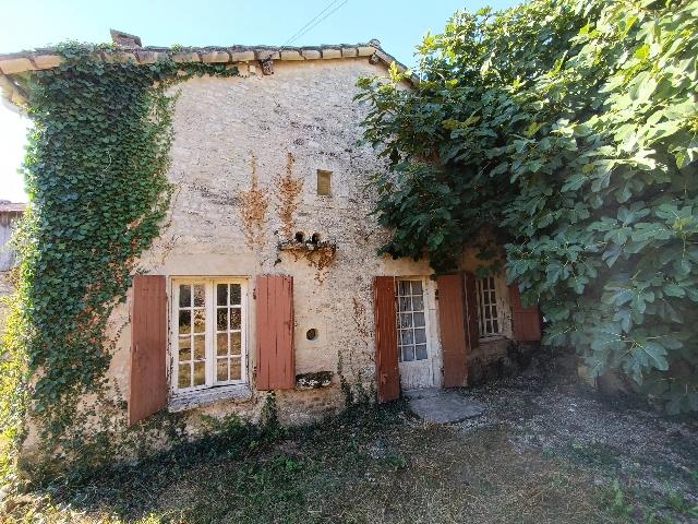 Huis te koop in&nbsp;VILLEFAGNAN 16240 Charente Poitou-Charentes France: Landhuis dat volledig gerenoveerd moet worden. Deze woning bestaat uit een keuken, eetkamer, toilet en een hal die toegang geeft tot drie slaapkamers en een badkamer.<br />
<br />
Er is een aangrenzende schuur ...
