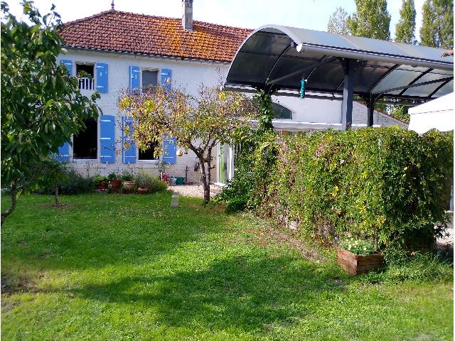 Haus zu verkaufen in&nbsp;JONZAC 17500 Charente-Maritime Poitou-Charentes Frankreich: Zwischen Jonzac und Pons. Wunderschönes Anwesen auf über 7.000 m² Land mit altem Baumbestand.<br />
<br />
Es umfasst ein Haupthaus mit Wohnküche, Wohnzimmer, Abstellraum, 3 Schlafzimmern, Büro, Badezimmer...