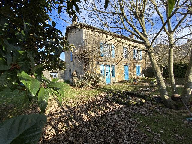 Haus zu verkaufen in&nbsp;LHOMMAIZÉ 86410 Vienne Poitou-Charentes Frankreich: Ein Familienhaus mit Garten in Stadtnähe. Im Zentrum von Lhommaizé gelegen, bietet diese Immobilie großzügige Räume und Ausbaupotenzial (vorbehaltlich der erforderlichen Genehmigungen).<br />
<br />
Das Er...