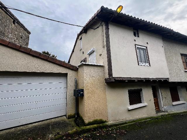 Haus zu verkaufen in&nbsp;BELLAC 87300 Haute-Vienne Limousin Frankreich: Charaktervolles, renoviertes Anwesen. Dieses charmante Haus im historischen Herzen von Bellac bietet komfortable und vielseitige Wohnmöglichkeiten auf mehreren Ebenen.<br />
<br />
Im Erdgeschoss befindet sich...