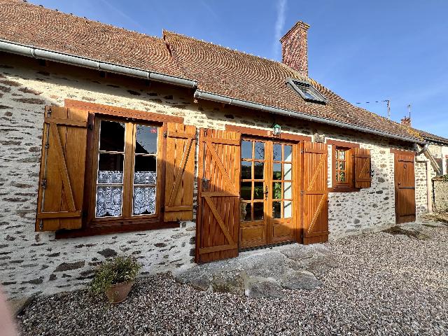 Haus zu verkaufen in&nbsp;MOUHET 36170 Indre Centre Frankreich: Wunderschön präsentiertes Ferienhaus mit 3 Schlafzimmern und herrlicher Aussicht. Dieses charmante Cottage in einem ruhigen Weiler versprüht Gemütlichkeit und ist sofort bezugsfertig. Es bietet ei...