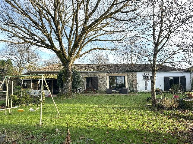 Haus zu verkaufen in&nbsp;MONTCARET 24230 Dordogne Aquitaine Frankreich: Steinhaus mit 4 Schlafzimmern, Pool und Blick ins Grüne bei Saint-Émilion. Entdecken Sie dieses charmante Steinhaus mit 4 Schlafzimmern und Swimmingpool in idealer Lage zwischen Saint-Émilion und S...