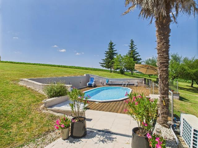 Haus zu verkaufen in&nbsp;NANTEUIL-AURIAC-DE-BOURZAC 24320 Dordogne Aquitaine Frankreich: Freistehendes Haus aus der Gründerzeit mit 3 Schlafzimmern und traumhafter Aussicht. EXKLUSIV BEI BEAUX VILLAGES! Dieses attraktive, freistehende Haus aus der Gründerzeit wurde von den jetzigen Eige...