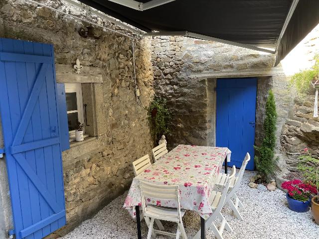 Haus zu verkaufen in&nbsp;CAUNES-MINERVOIS 11160 Aude Languedoc Roussillon Frankreich: Trausse – Dorfhaus mit 5 Schlafzimmern und Gästehaus. Inmitten eines malerischen Dorfes im Minervois präsentiert Ihnen Beaux Village Immobilier mit Freude ein Haus mit 5 Schlafzimmern und ein Gäs...