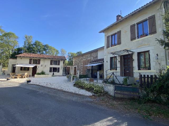 Haus zu verkaufen in&nbsp;MÉZIÈRES-SUR-ISSOIRE 87330 Haute-Vienne Limousin Frankreich: Zwei große Häuser in schöner Lage mit weitläufigen Gärten. Eine großartige und flexible Gelegenheit, zwei nebeneinanderliegende Häuser zu erwerben. Ideal für zwei Familien oder zur Ferienvermi...