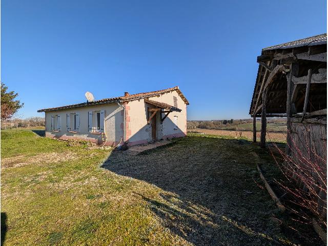 Huis te koop in&nbsp;LAUZUN 47410 Lot-et-Garonne Aquitaine Frankrijk: Landelijk gelegen woning met twee slaapkamers, een schuur en een prachtig uitzicht. EXCLUSIEF BIJ BEAUX VILLAGES! Compacte landelijke woning met uitzicht over het open landschap. Rustig gelegen, zonde...