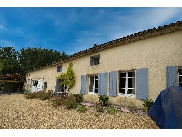 Huis te koop in&nbsp;BEAUVAIS-SUR-MATHA 17490 Charente-Maritime Poitou-Charentes France: Een charmant huisje met een prachtige tuin. Dit mooie huisje, met een heerlijke tuin op het zuiden, is verrassend ruim met 5 slaapkamers en een groot overdekt terras met eethoek en buitenkeuken.<br />
<br />
De...