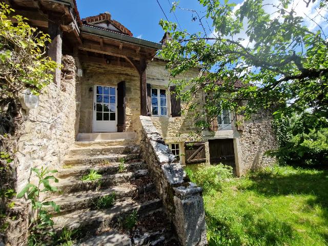 Huis te koop in&nbsp;VILLENEUVE 12260 Aveyron Midi-Pyrénées France: Prachtig karaktervol huis in het landelijke Aveyron. EXCLUSIEF BIJ BEAUX VILLAGES! Genesteld in een vredig gehucht, omgeven door glooiende velden, biedt dit charmante huis het beste van twee werelden:...