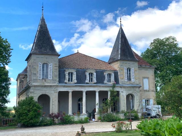 Guesthouses-Bed-&-Breakfast&nbsp;for sale&nbsp;MIRAMONT-DE-GUYENNE 47800 Lot-et-Garonne Aquitaine France: Beautiful Château Estate in the Lot et Garonne. Step into history with this enchanting château, set within 13 hectares (32 acres) of beautiful parkland and woodland, complete with a small lake.<br />
<br />
O...