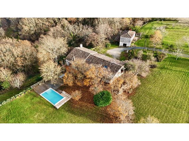 Huis te koop in&nbsp;ANTHÉ 47370 Lot-et-Garonne Aquitaine Frankrijk: Vrijstaande stenen woning nabij Montaigu-de-Quercy. EXCLUSIEF BIJ BEAUX VILLAGES! Voor liefhebbers van rust en natuur.<br />
<br />
Prachtige, afgelegen stenen woning, bestaande uit een hoofdhuis met recent aan...
